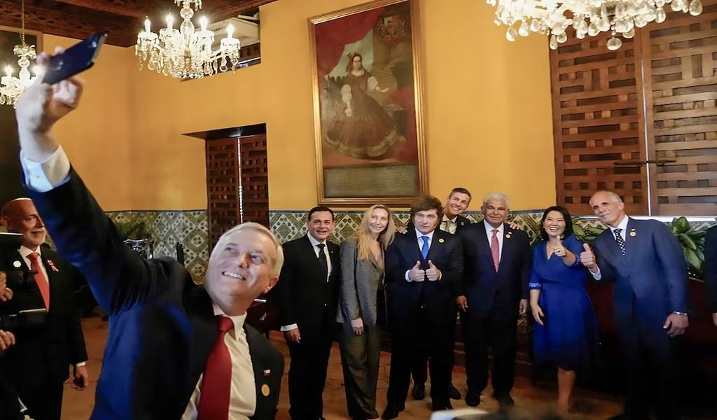 Milei profundiza su gira regional y apuesta a una "cumbre azul" para consolidar un bloque conservador en América Latina