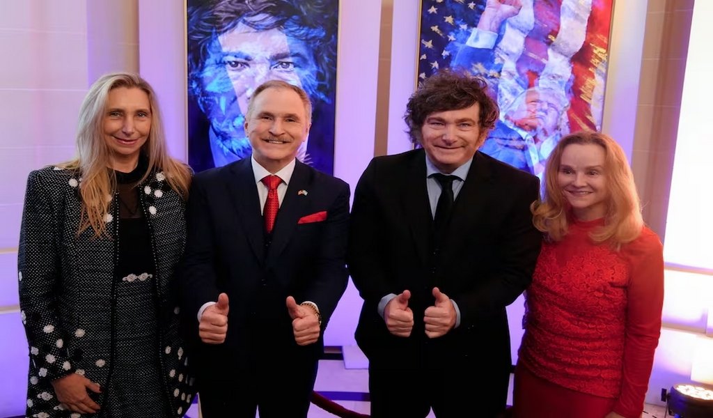 Karina Milei, Peter Lamelas, Javier Milei y Stephanie Lamelas en la embajada norteamericana. Prensa 