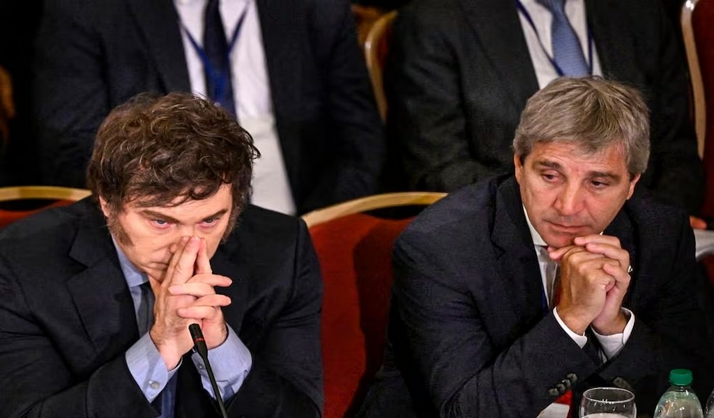Milei Caputo. FOTO: AFP