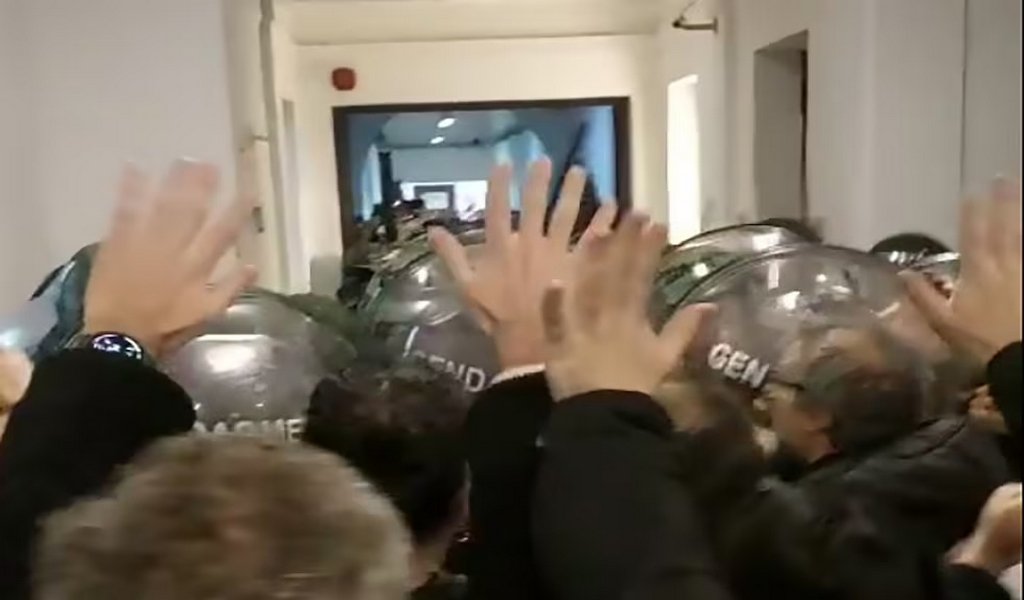  Represion de gendarmeria en CNEA