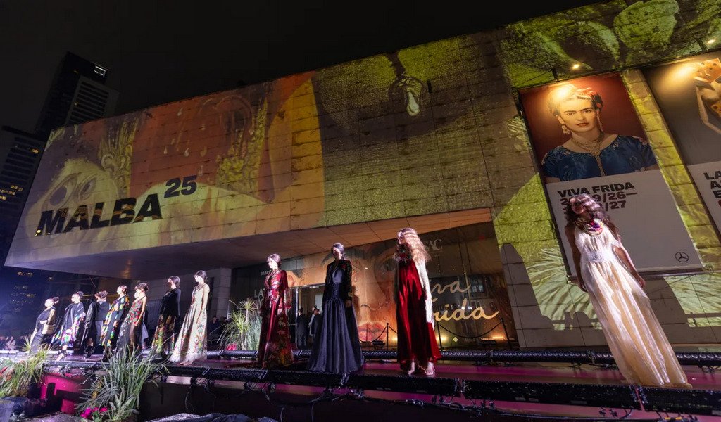 Frida Kahlo, alta costura y rock: una noche de arte a cielo abierto en el MALBA