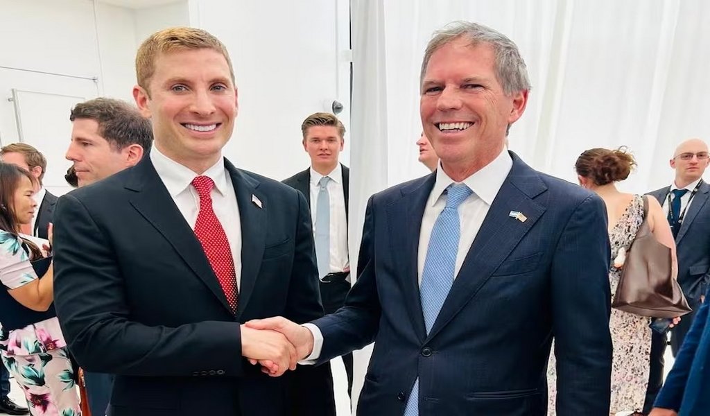 El subsecretario de Asuntos Económicos de la Casa Blanca, Jacob Helberg, junto al embajador argentino en EE.UU. Foto: Redes Sociales