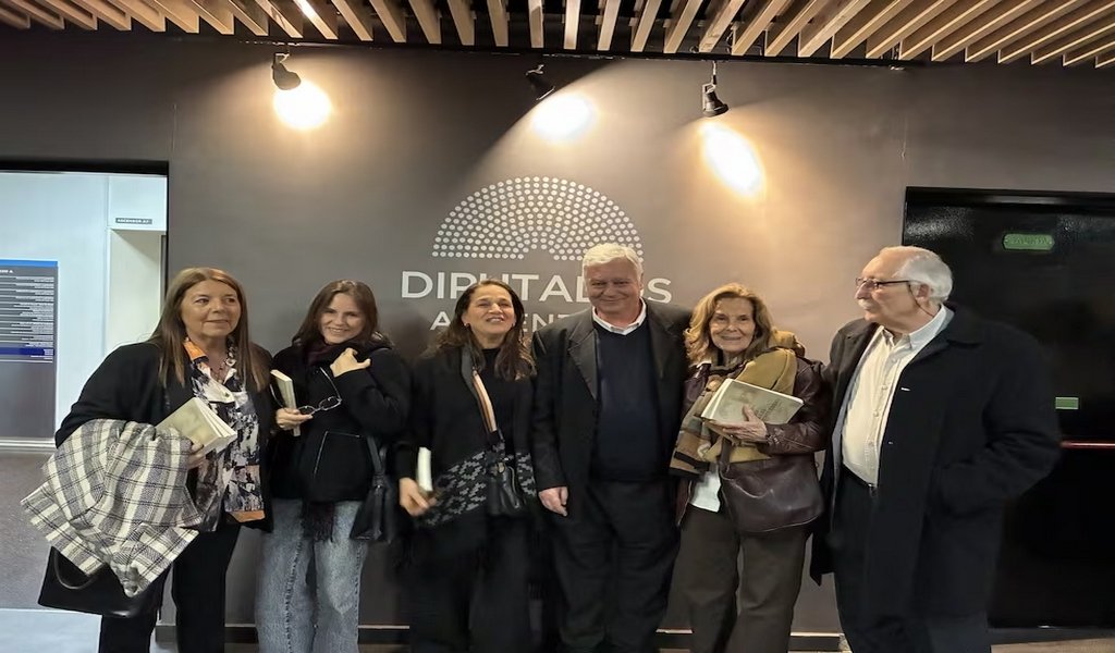 Cecilia Pando con Arturo Larrabure y Silvia Ibarzábal Redes Sociales