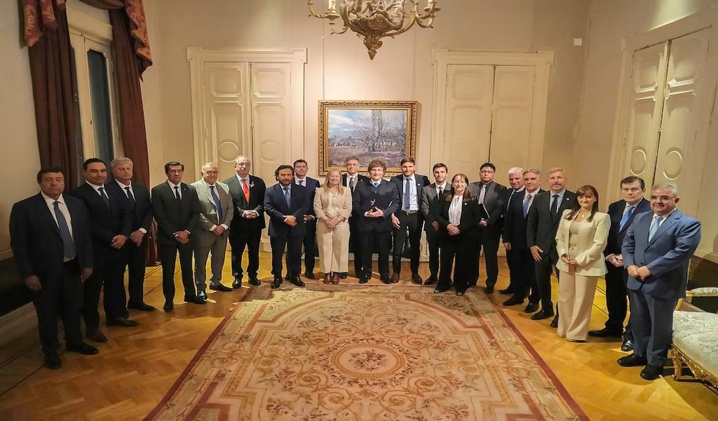 Milei viaja a París con su séquito : negocios, gobernadores y la búsqueda de respaldo político