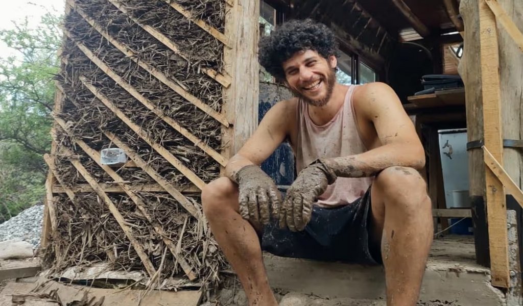 Jerónimo "Momo" Weich, el hijo de Julián Weich, construyó su propia casa sustentable en Córdoba (Foto : Jerónimo Weich)